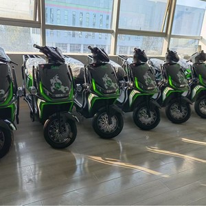 Motos électriques à grande vitesse en gros à prix abordable pour la circulation urbaine, scooter tout-terrain avec moteur 1000W 72V et repose-pieds - Product Image 4