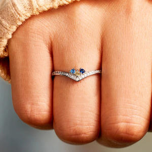 Anillo de Tres Piedras T0560, Oro Blanco, Zafiro Corte Brillante Redondo, Engaste Pavé, Anillos Finos de Compromiso para Mujer - Product Image 1