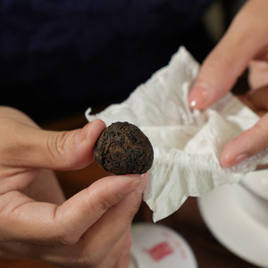 Thé Pu-erh mûr artisanal Hualin Chun, mini <span class=keywords><strong>Tuocha</strong></span> du <span class=keywords><strong>Yunnan</strong></span>, fermenté et cuit, saveur terreuse douce, format voyage portable - Product Image 3