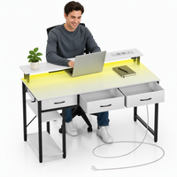 Bureau de jeu réglable avec prises électriques, support d'écran, étagère et crochets – Poste de travail moderne