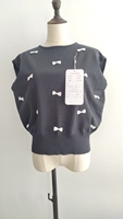 Haut en tricot à manches courtes avec nœud décoratif cousu sur mesure, directement de l'usine, blanc et noir, avec applique nœud, col rond, respirant, idéal pour le printemps