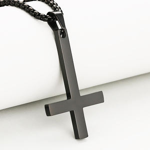 Mode Étanche 18K Plaqué Or En Acier Inoxydable <span class=keywords><strong>À</strong></span> <span class=keywords><strong>L</strong></span>'<span class=keywords><strong>envers</strong></span> Croix Collier Inversé Croix Pendentif Collier pour Hommes Femmes - Product Image 3