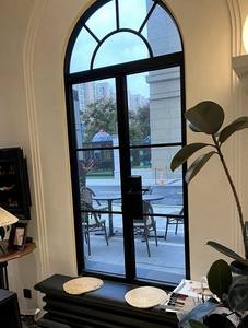 Fenêtre antique française horizontale cintrée en acier et fer forgé, sur mesure, pour rénovation d'église et de musée, cadre fin de qualité extérieure - Product Image 1