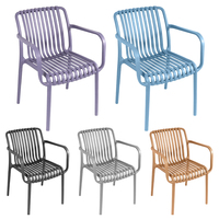 Chaises de restaurant d'extérieur en plastique empilables pour le café et les loisirs, pratiques pour la restauration en gros