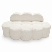 Eine einzigartige Wolken-Silhouette, die ein gemütliches, willkommenswertes Ambiente schafft und sich perfekt für moderne Wohnzimmer und Büroräume eignet.