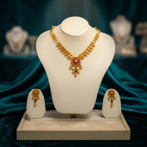 Ensemble collier style temple avec pierres rouges et vertes, pendentif perle et boucles d'oreilles assorties, or, pour mariage. - Product Image 3