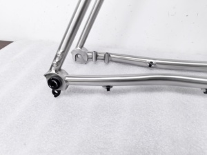 Telaio per Bicicletta Gravel in Titanio Personalizzato 650B*61c con Passaggio Cavi Esterno - Product Image 5