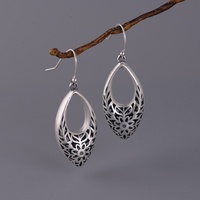 S925 Silber Retro Thai-Handwerk Blumen-Tropfen Hohle Lange Ohrringe für Damen Einfache Mode Großhandel