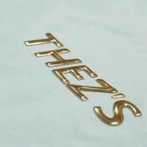 Etiquetas Metálicas en Relieve de TPU de Alta Frecuencia para Prendas de Vestir, Ropa, Zapatos, Sombreros, Maletas - Fabricante Personalizado - Product Image 3