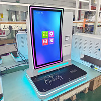 Kiosque tactile incurvé de 23,6 pouces avec lecteur QR pour la consultation en libre-service intelligente dans le hall