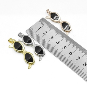 Colliers et pendentifs personnalisés en gros pour lunettes, bijoux de mode en acier inoxydable plaqué or 18 carats - Product Image 2