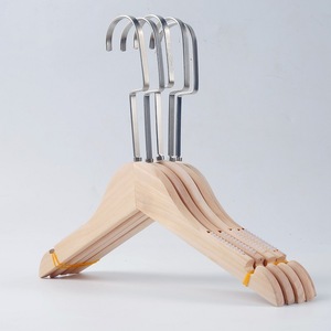 Cintre à Double étage en bois frêne blanc au design de mode avec pistolet, accessoires noirs pour garde-robe de magasin de vêtements, LOGO personnalisé - Product Image 4