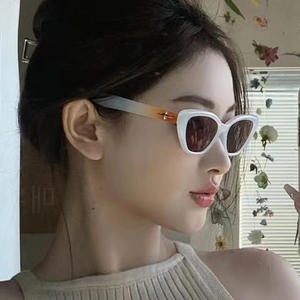 Gafas de Sol Estilo Coreano Personalizadas con Marco Pequeño y Protección UV400 para Mujer, Diseño de Estrella de Moda de Instagram, Venta Internacional - Product Image 2