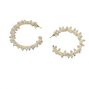 Pendientes de aro bohemios con cuentas de vidrio color marfil, diseño geométrico, estilo bohemio. - Product Image 1