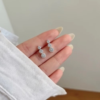 Boucles d'oreilles clous Dylam au design élégant en argent sterling 925, non ternissables, avec pierres de moissanite VVS1 couleur 3D, pour une touche de style.