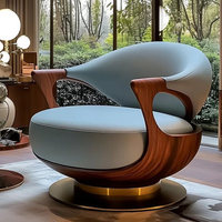 Fauteuil pivotant moderne en bois massif, revêtement en cuir, base en métal doré, adapté aux hôtels ou aux salons.