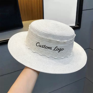 Chapeau de soleil en paille à bord large et dessus plat, orné de dentelle blanche, avec logo personnalisé, pour femme, design tissé respirant pour l'été - Product Image 1