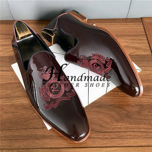 Nouvelles Chaussures Habillées Tendance Brodéées Montantes à Enfiler pour Hommes, Mocassins de Ville à Bout Pointu en Cuir Brillant Léger - Product Image 1