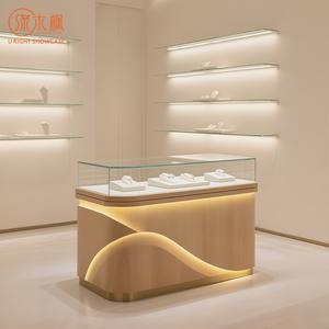 Özelleştirilebilir meşe ahşap takı teşhir vitrini | Marka mücevher mağazaları için dalga LED aydınlatma ve temperli cam vitrin - Product Image 5