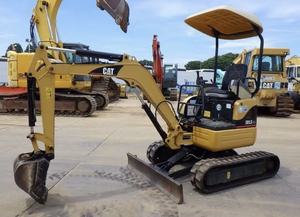 Mini-excavatrice sur chenilles hydraulique d'occasion CAT 301.5 de 1 à 2 tonnes, avec pompe Caterpillar 301.5C, en stock à vendre, avec accessoire tarière, à prix bas. - Product Image 3