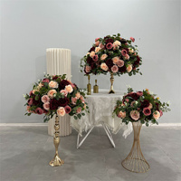 Composition florale en boule de couleur bordeaux C-238, centre de table floral rouge pour mariage