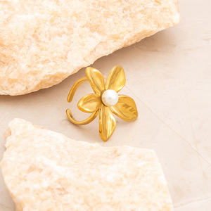 แหวนมุกผู้หญิง ดีไซน์ลายดอกไม้ ชุบทอง 18K สแตนเลสสตีล เครื่องประดับสำหรับใส่ทุกวัน - Product Image 4