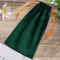 Pochette pour flacon de parfum en velours doux recyclable avec cordon de serrage et motif imprimé en relief noir