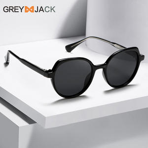 แว่นกันแดดโพลาไรซ์สำหรับผู้หญิง รุ่น Grey Jack ป้องกันรังสียูวี 400 กรอบพีซี เลนส์สีดำ TAC แบบที่ 3 แฟชั่นสไตล์สตรีท - Product Image 4
