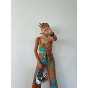 Mono de mujer Luna con estampado floral naranja y azul, cuello en V, tirantes, cintura alta, sin mangas, de satén, informal, para playa, transpirable - Product Image 1