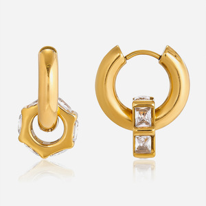 Pendientes de Aro Geométricos con Zirconia Cuadrada en Engaste de Bisel Dorado para Uso Diario para Mujer - Product Image 1