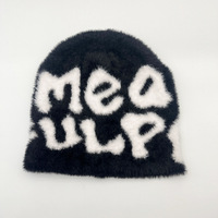 Op maat gemaakte Jacquard logo 3D geborduurde wintermuts van hoogwaardig imitatie nertsvel, pluizig, warm, gebreid imitatiebont