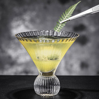 Verre à vin en verre soufflé à la machine, transparent, sans plomb, à rayures Raymond, design minimaliste personnalisable, grand cadeau d'affaires
