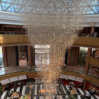 Lustre ANNO Grand Hotel Atrium avec design en vortex cascade et gouttes suspendues denses, luminaire suspendu long