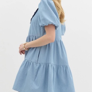 เดรสยีนส์สั้นสีฟ้าอ่อน แขนสั้น คอวี แต่งลายปัก สำหรับผู้หญิง แฟชั่นปรับแต่งได้ - Product Image 6