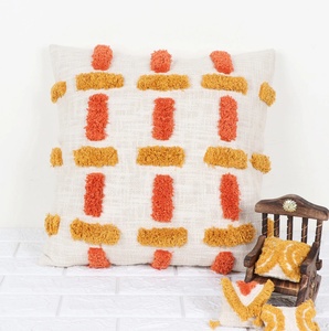 Housse de coussin carrée moderne en coton 100% tuftée à la main, texture brodée, couleur ivoire jaune moutarde, avec bordure et fermeture éclair, pour canapé et maison - Product Image 1