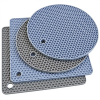 Vente en gros de dessous-de-plat en silicone nid d'abeille, non toxique, résistant aux hautes températures, antidérapant, 18 cm, 0,7 cm d'épaisseur, fabriqué à Guangdong, logo personnalisé