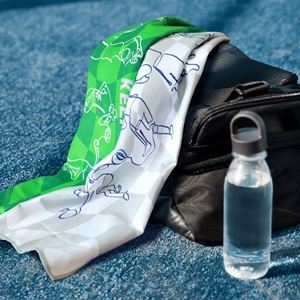 Serviette de sport en microfibre légère, absorbante et à séchage rapide avec logo personnalisé pour la promotion des entraînements de fitness en salle de sport - Product Image 6