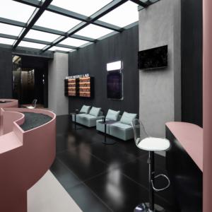 Tùy chỉnh thiết kế treo tường dẫn Tóc Giả Nước hoa Showcase cho các cửa hàng làm đẹp Thẩm mỹ viện Mỹ phẩm hiển thị đứng cho tiệm làm tóc - Product Image 2