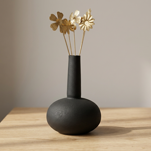Vase à fleurs en métal noir mat contemporain, élégant centre de table décoratif, récipient moderne et minimaliste pour l'arrangement floral - Product Image 6