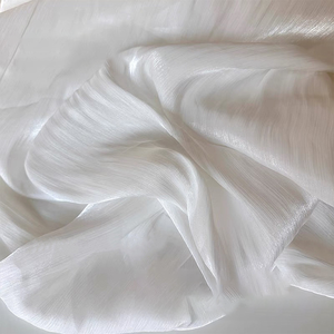 Tela Brillante para Vestidos y Faldas con Textura Satinada Arrugada, Diseño Floral, Cristal, 100% Poliéster, Resistente a la Abrasión - Product Image 2