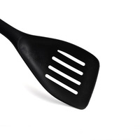 Spatule en nylon résistant aux hautes températures, ustensile de cuisine noir multifonctionnel, spatule à fentes avec logo personnalisé