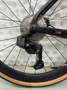 Bicicleta <span class=keywords><strong>de</strong></span> Carretera GRAVEL-V3 <span class=keywords><strong>de</strong></span> 24 Velocidades con Frenos <span class=keywords><strong>de</strong></span> Disco <span class=keywords><strong>de</strong></span> Fibra <span class=keywords><strong>de</strong></span> Carbono, Cambio Inalámbrico y Cableado Interno para Ciclismo Todoterreno - Product Image 6
