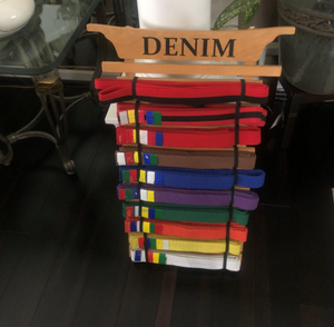 Organizador de almacenamiento de cinturón de artes marciales personalizado de fábrica estante de exhibición de cinturón de Karate de madera de pino - Product Image 5