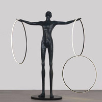 Populaire moderne créatif debout lumière Sculpture résine corps noir tenant des boules Led lampadaire pour salon décor