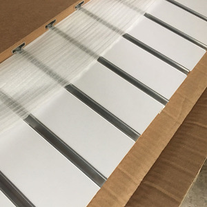 Cửa Hàng hiển thị sử dụng tấm slatwall bóng <span class=keywords><strong>MDF</strong></span> fiberboard hardboard cho các cửa hàng bán lẻ E1 tiêu chuẩn sợi gỗ cho siêu thị - Product Image 2