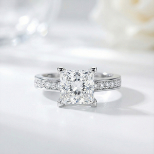 Anillo de compromiso para <span class=keywords><strong>mujer</strong></span> con moissanita VVS de 1 quilate, corte princesa, certificado GRA, en plata 925 chapada en oro con engaste de tensión - Product Image 4
