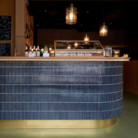 Comptoir de bar ondulé coloré personnalisé, comptoir de restaurant incurvé, comptoir de café, comptoir de service alimentaire commercial