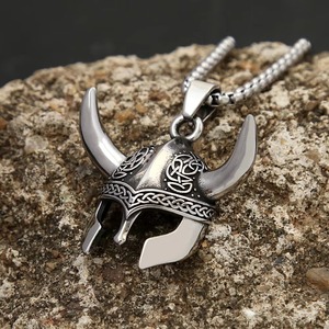 Yunnique – pendentif casque Viking en acier inoxydable pour hommes, collier avec motif de nœud celtique, chaîne de 60cm, bijoux cadeau - Product Image 1