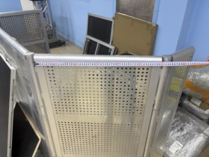 Plateforme antidérapante large en aluminium avec base sur pieds et unité d'angle de 60 cm pour le contrôle des foules lors de festivals - Product Image 1