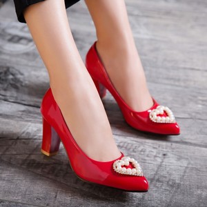 Escarpins élégants Xuanhui en cuir verni rouge vibrant avec talon carré de 7 cm, bout pointu et décorations en perles en forme de cœur pour femme - Product Image 6